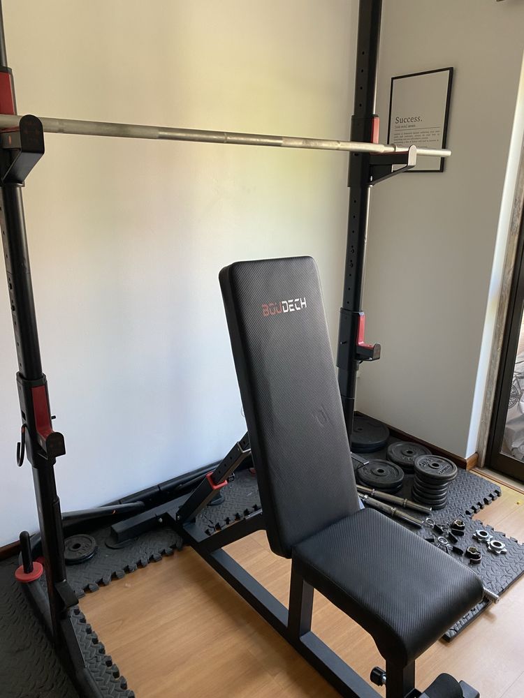 Rack musculacão com barras e pesos