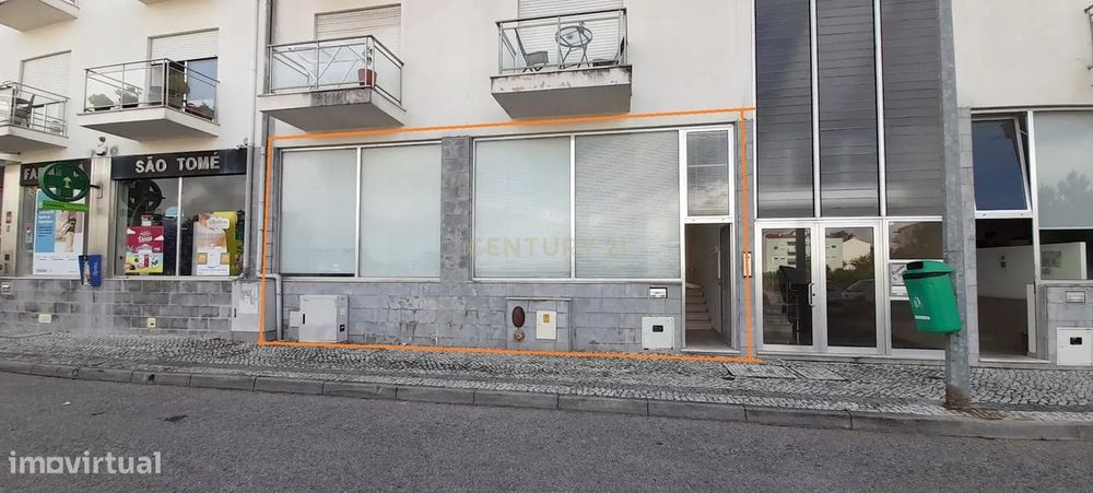 Zona em expansão habitacional . Loja em excelente localização., em Con