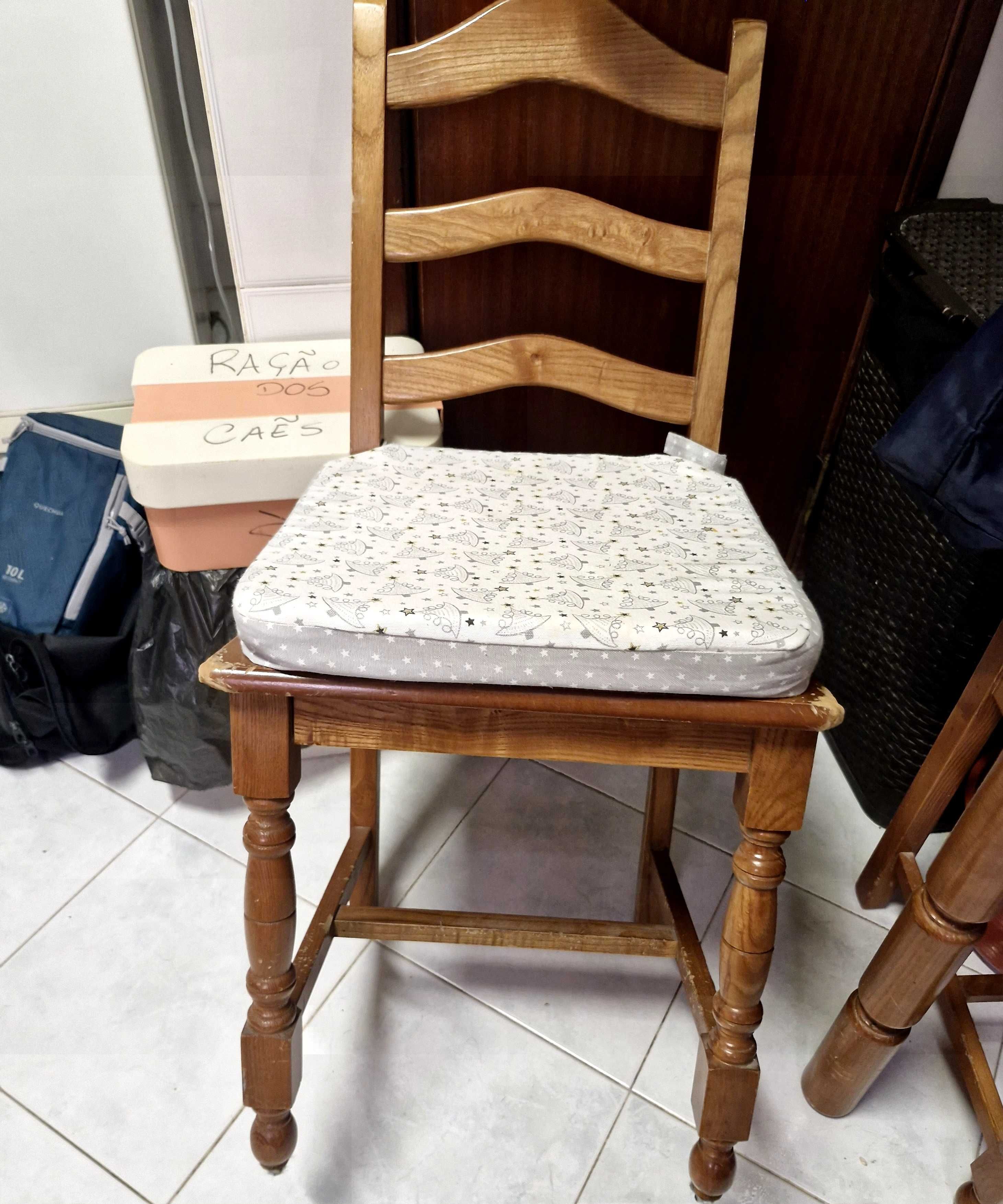Mesa de cozinha  com tampo de pedra