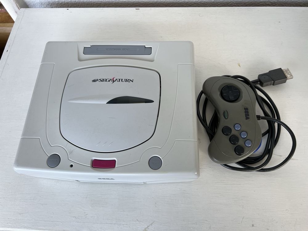 Consola Sega Saturn japonesa com comando (adaptada a 220v)