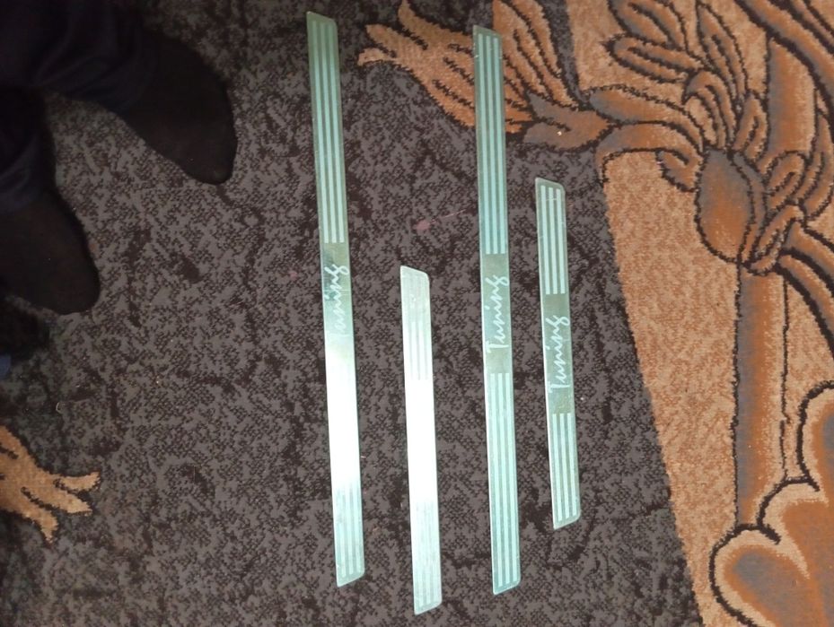 Продам защитные накладки на пороги для авто