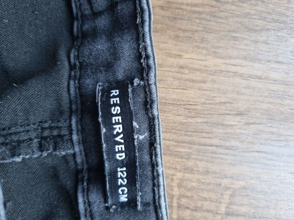 Reserved spodnie z dziurami slim jeansy rurki