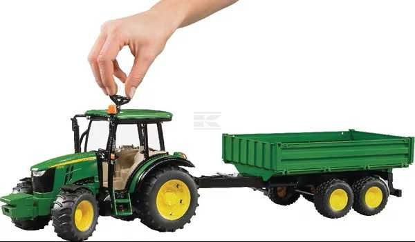 U02108 Ciągnik John Deere 5115M z przyczepą