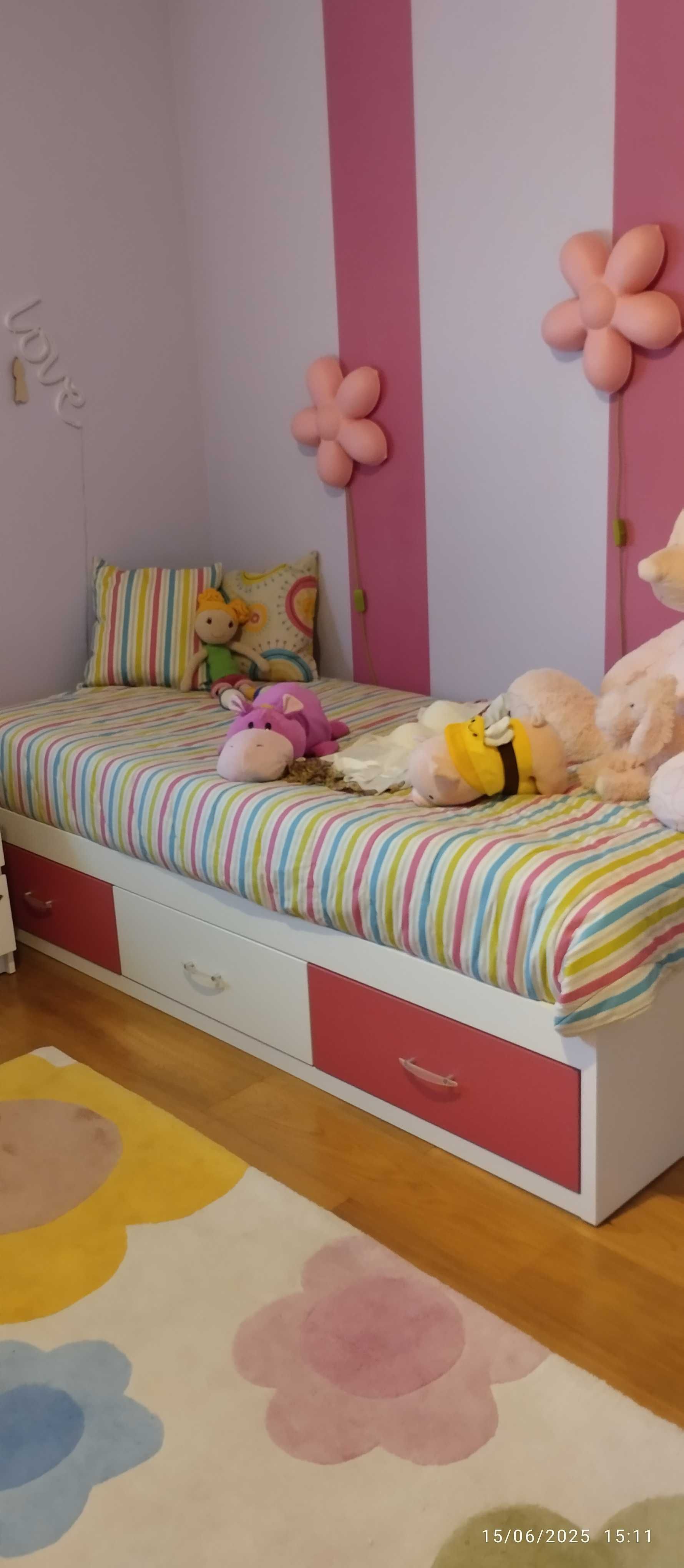 Cama individual com gavetas (colchão incluído)