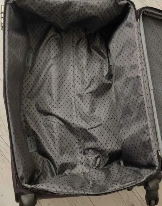 Чемодан средний на колесах