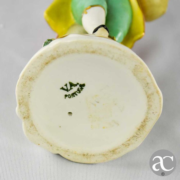 Escultura / Figura “Minuete Homem” Vista Alegre, pintado à mão