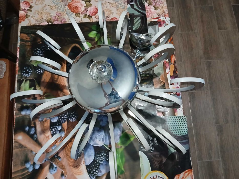 Красива, масивна, світлодіодна люстра в гарному стані, в кольорі хром.