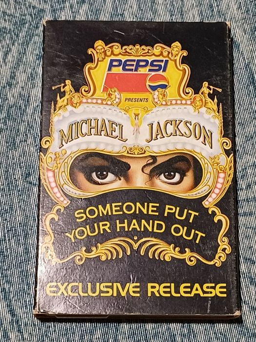 K7 Mickael Jackson "someone put tour hand out"