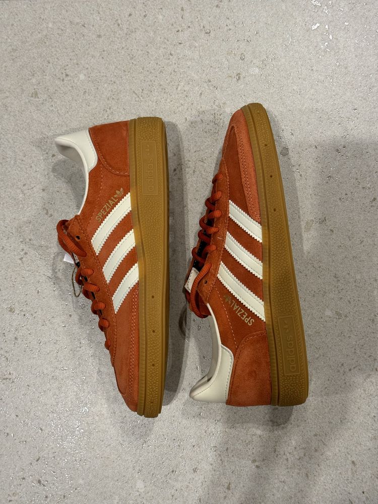 Adidas spezial коралового кольору us5,5