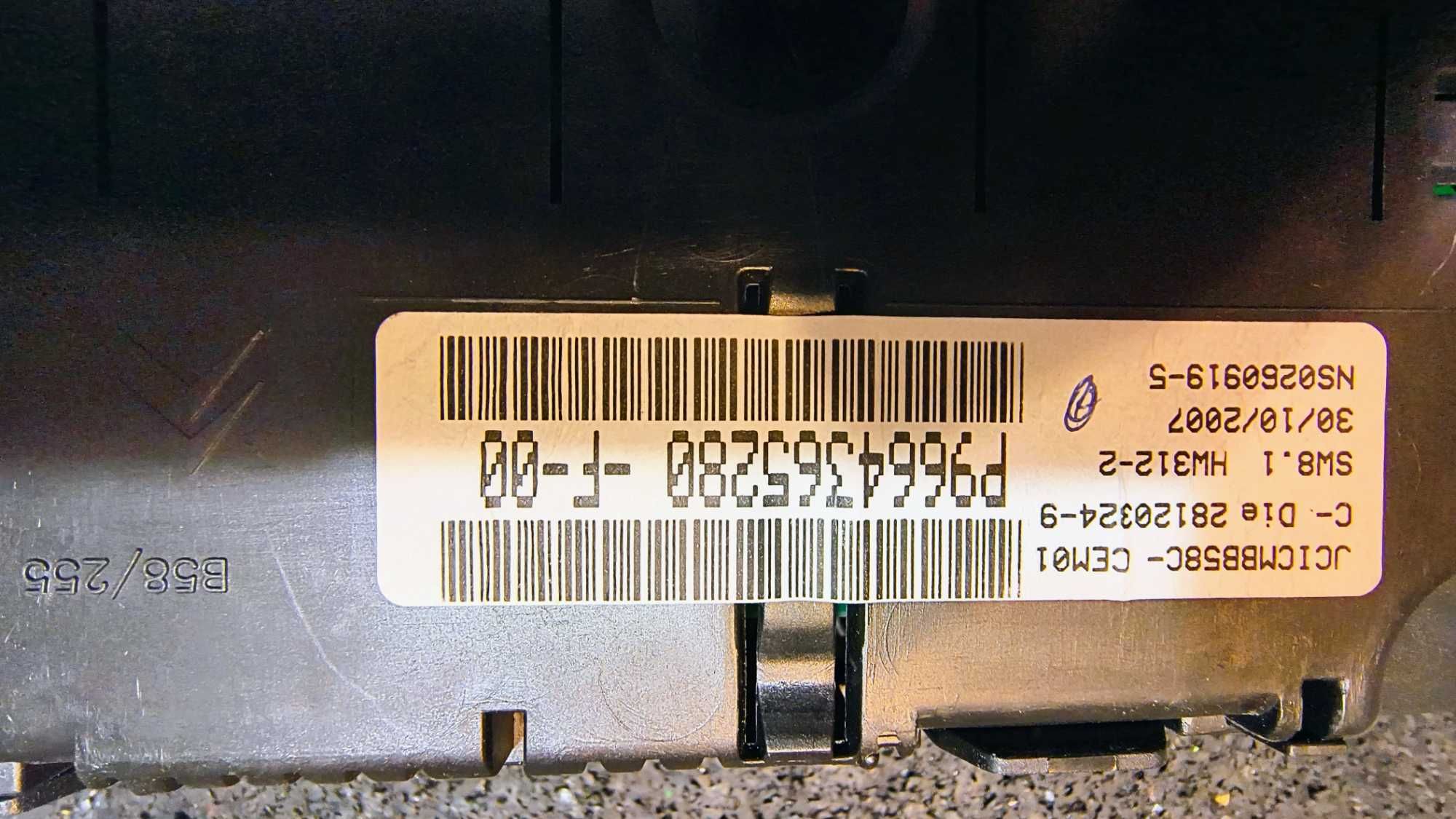 Wyświetlacz z obsługą bluetooth. Licznik 195 tyś. km