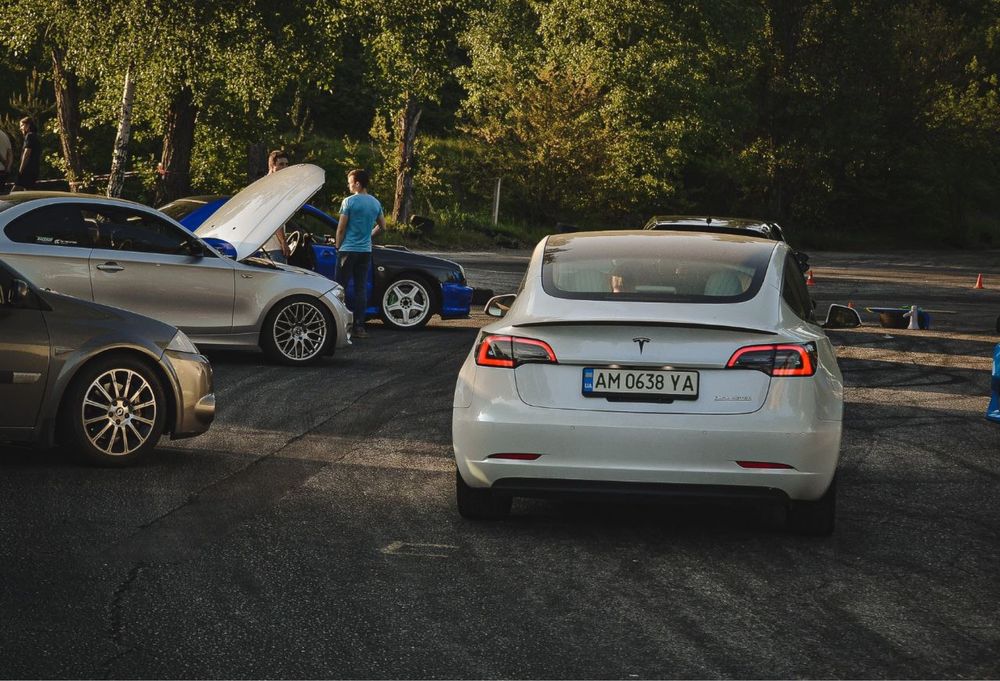 Оренда Tesla 3 Performance