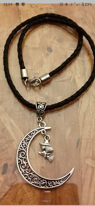 Colar com lua e pentagrama ou bruxinha