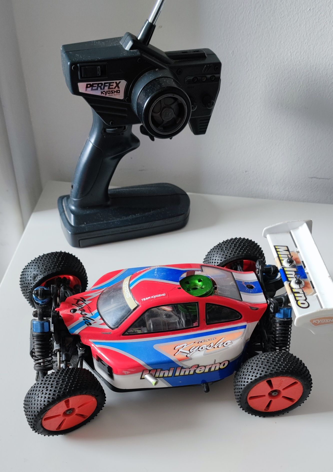 Carro telecomandado Kyosho Mini Inferno 1/16 elétrico ( bateria )