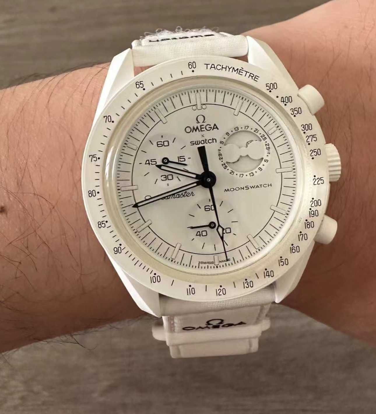 Bioceramiczny zegarek Swatch x Omega do fazy księżyca SnoopySO33W700