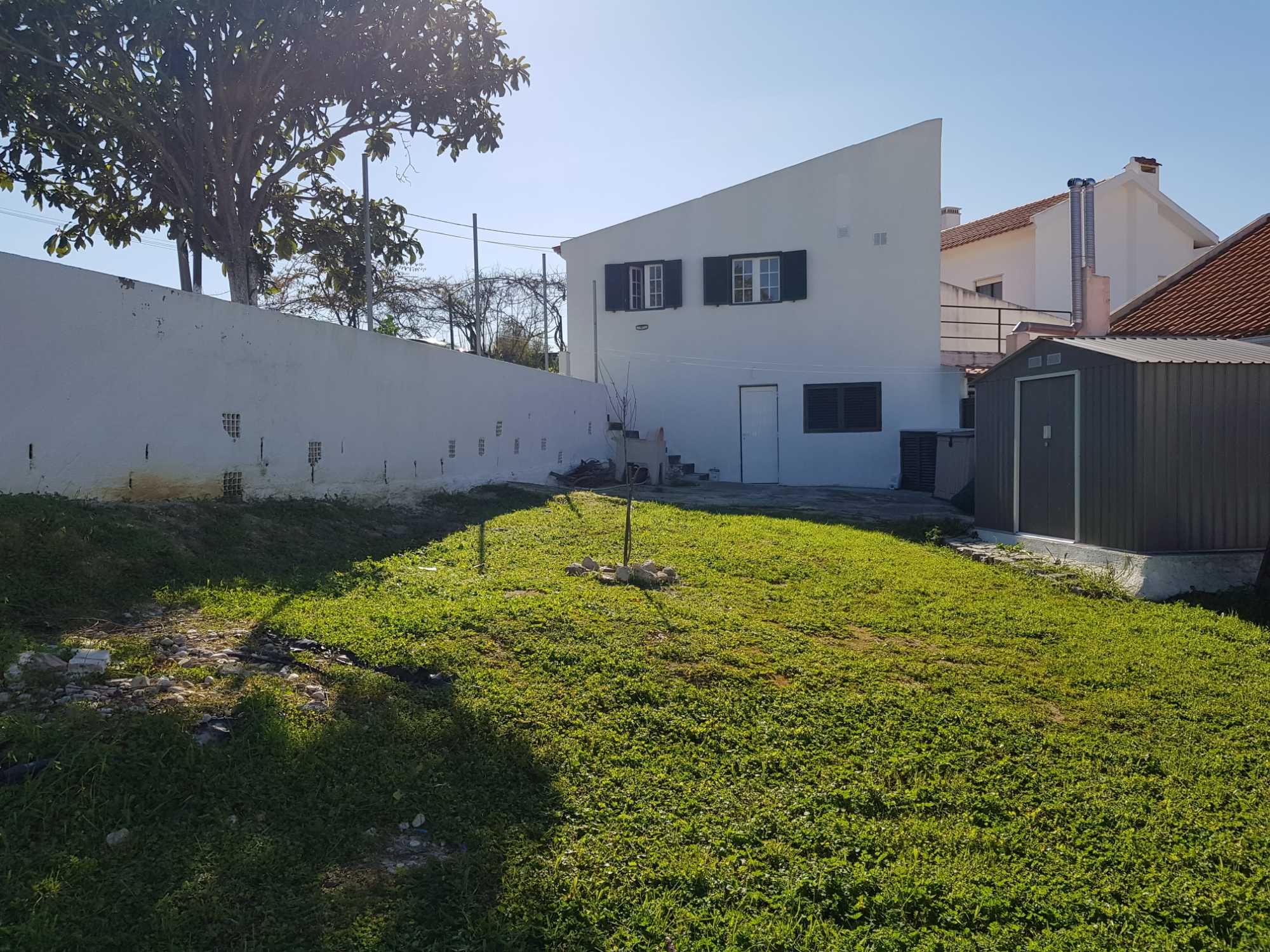 Vendo/Permuto Terreno 1.190 m² c/benfeitorias Charneca de Caparica