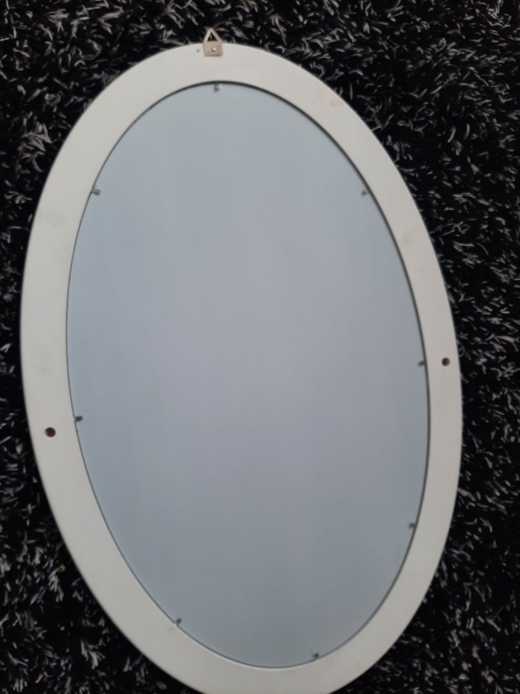 Białe lustro 75x50 cm