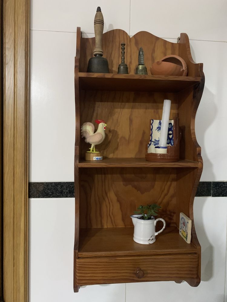 Prateleira de parede com gaveta