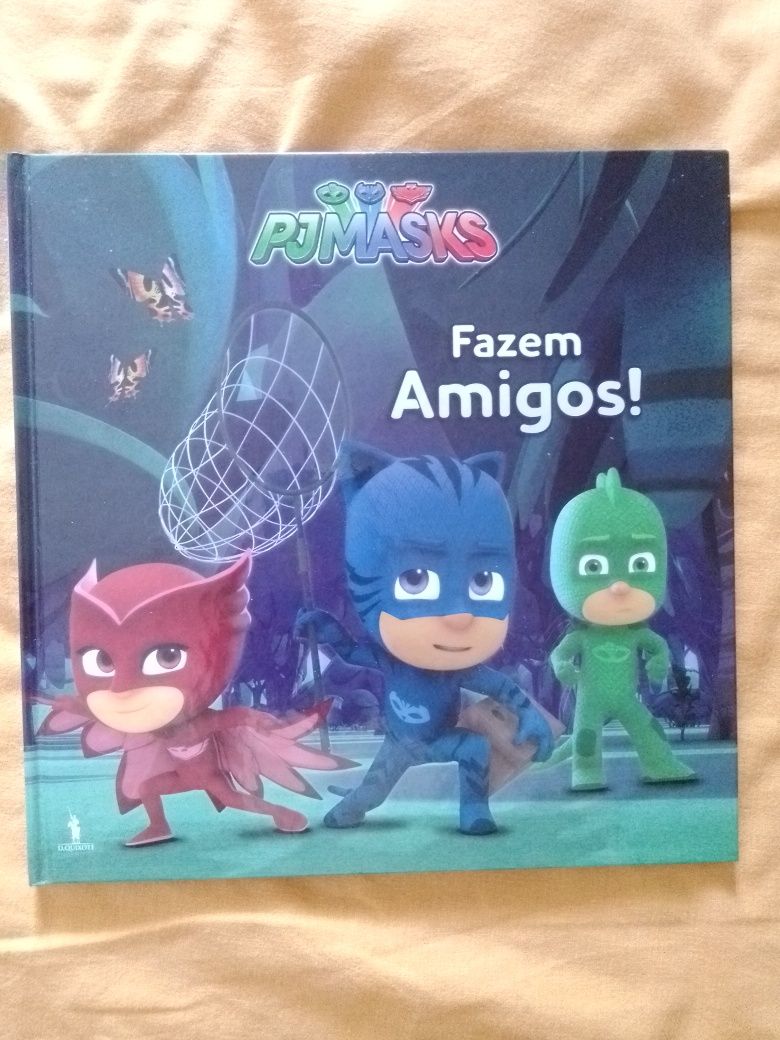 Vendo dois livros o "PJMASKS fazem amigos!" e "Pj Masks e o dinossauro