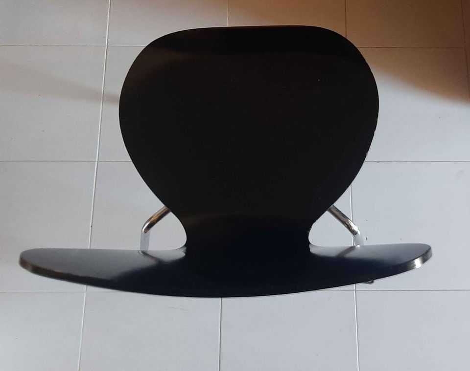 Cadeira de madeira preta