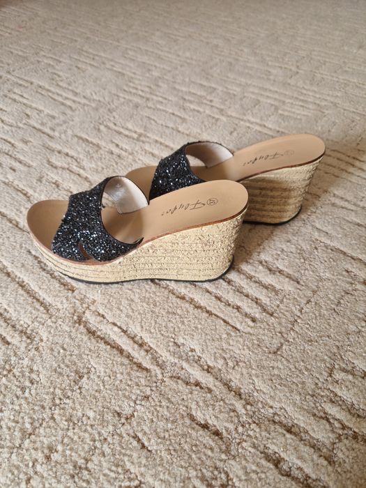 Шльопанці жіночі на платформі