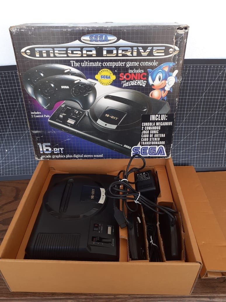 Sega Megadrive. Na caixa com 2 comandos, cabo rt e sonic