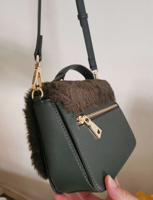 Mala Moschino tiracolo ou mala de mão