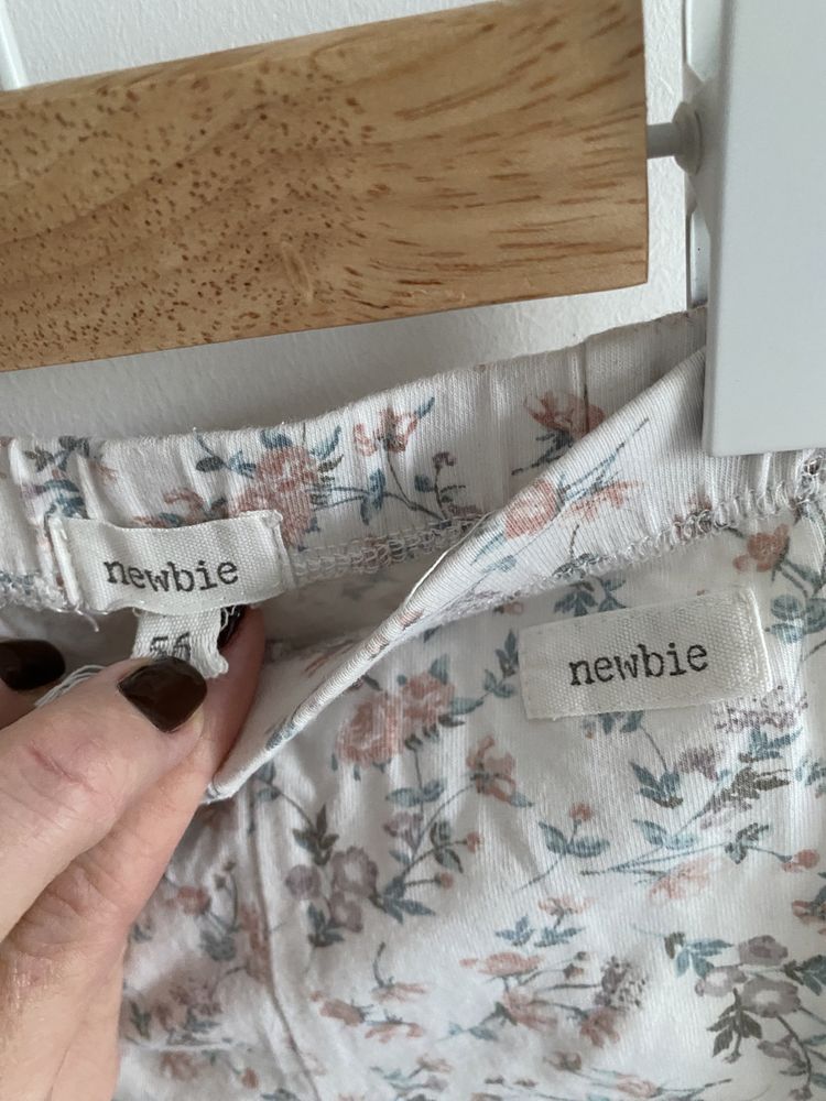 Legginsy newbie 56 drobne kwiatki falbanki
