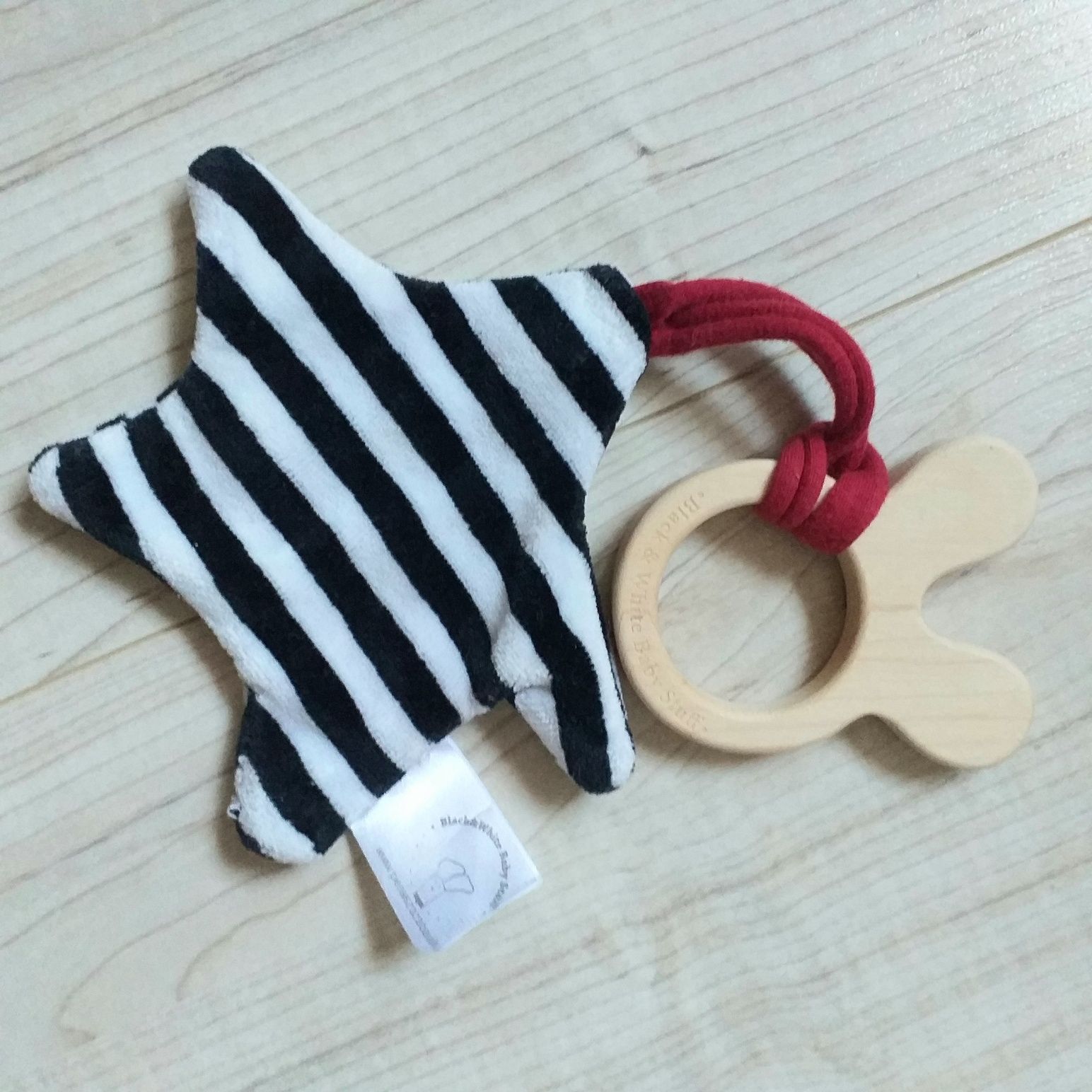 NOWY Gryzak drewniany z gwiazdką Black White Baby Stuff 3m+