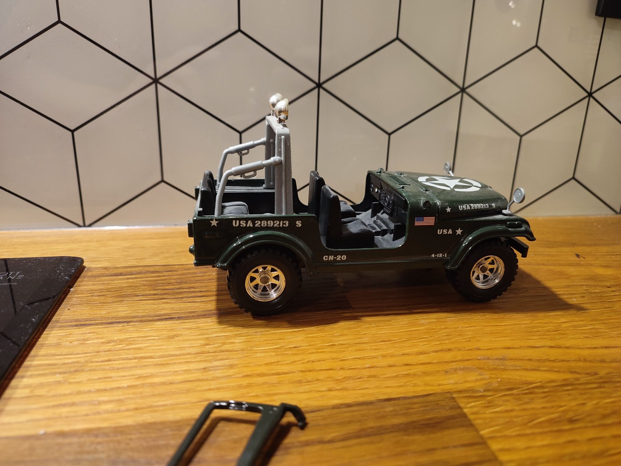 Burago jeep Wrangler 1 24 bburago uszkodzony