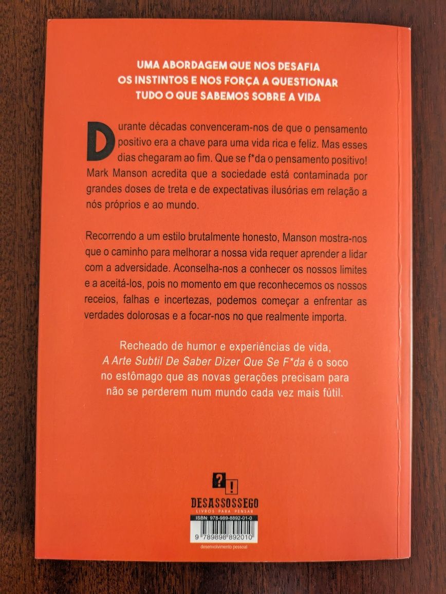 Livro A Arte Subtil de saber dizer Que se F*da de Mark Manson.