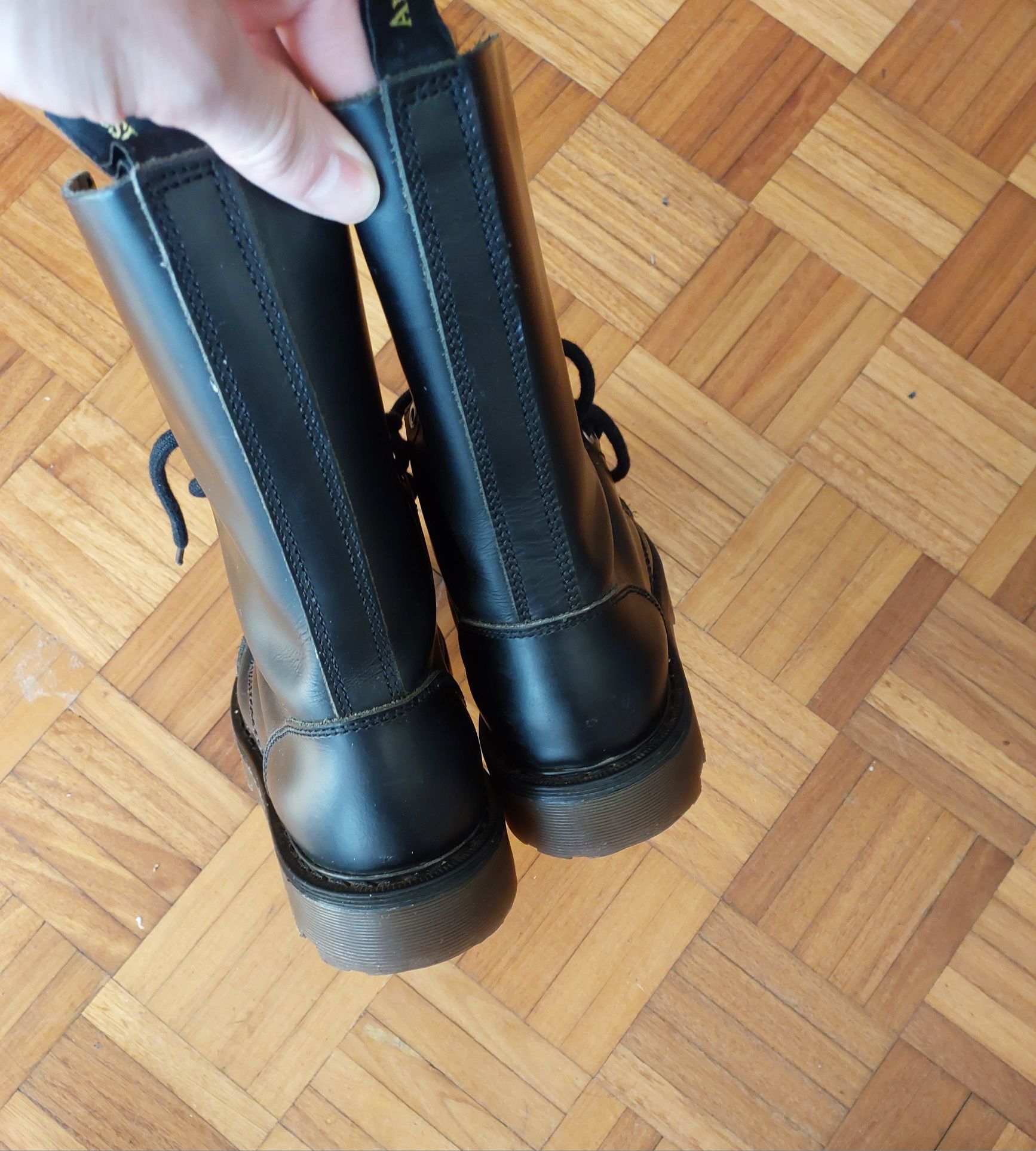 Botas em Couro Pretas