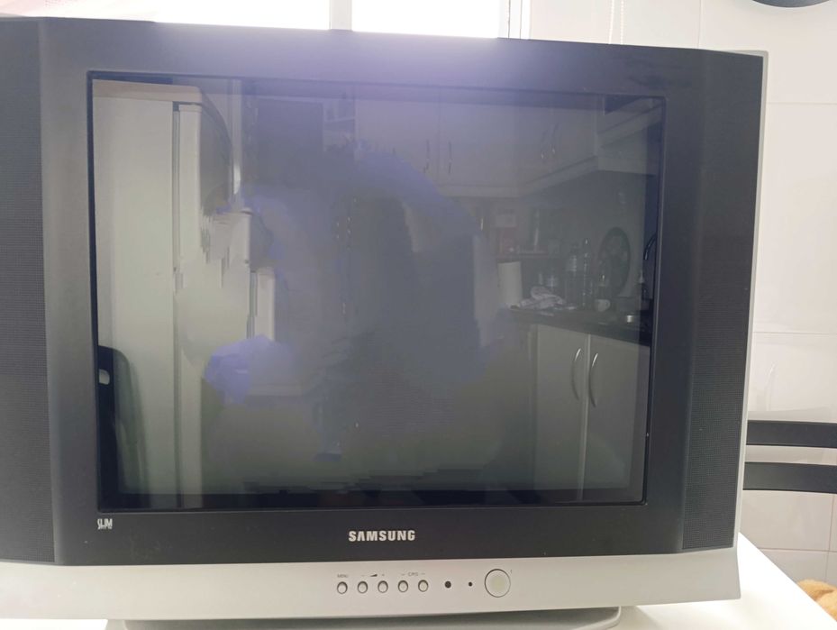 TV antiga usada com boa imagem