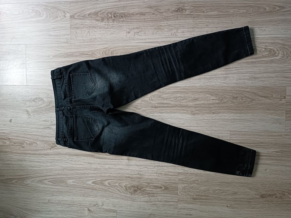 Czarne spodnie Sinsay 36 S z ozdobnymi zamkami