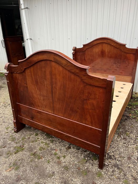 Stare łóżko Biedermeier .