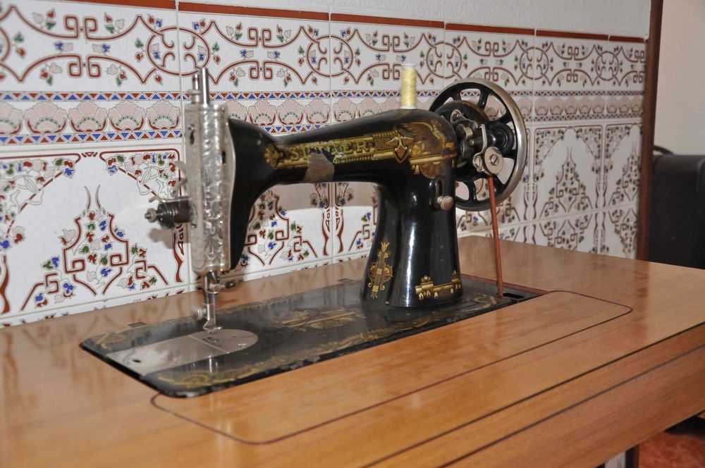 Máquina de costura antiga SINGER com móvel (pedal)