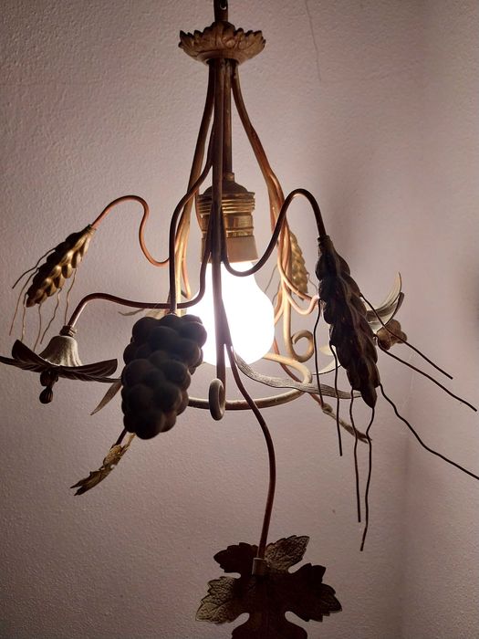 candeeiro de teto antigo, com motivos campestres