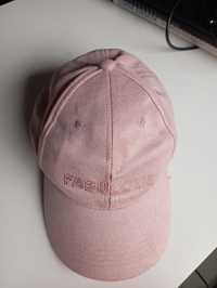 różowa czapka z daszkiem z napisem Fabulous