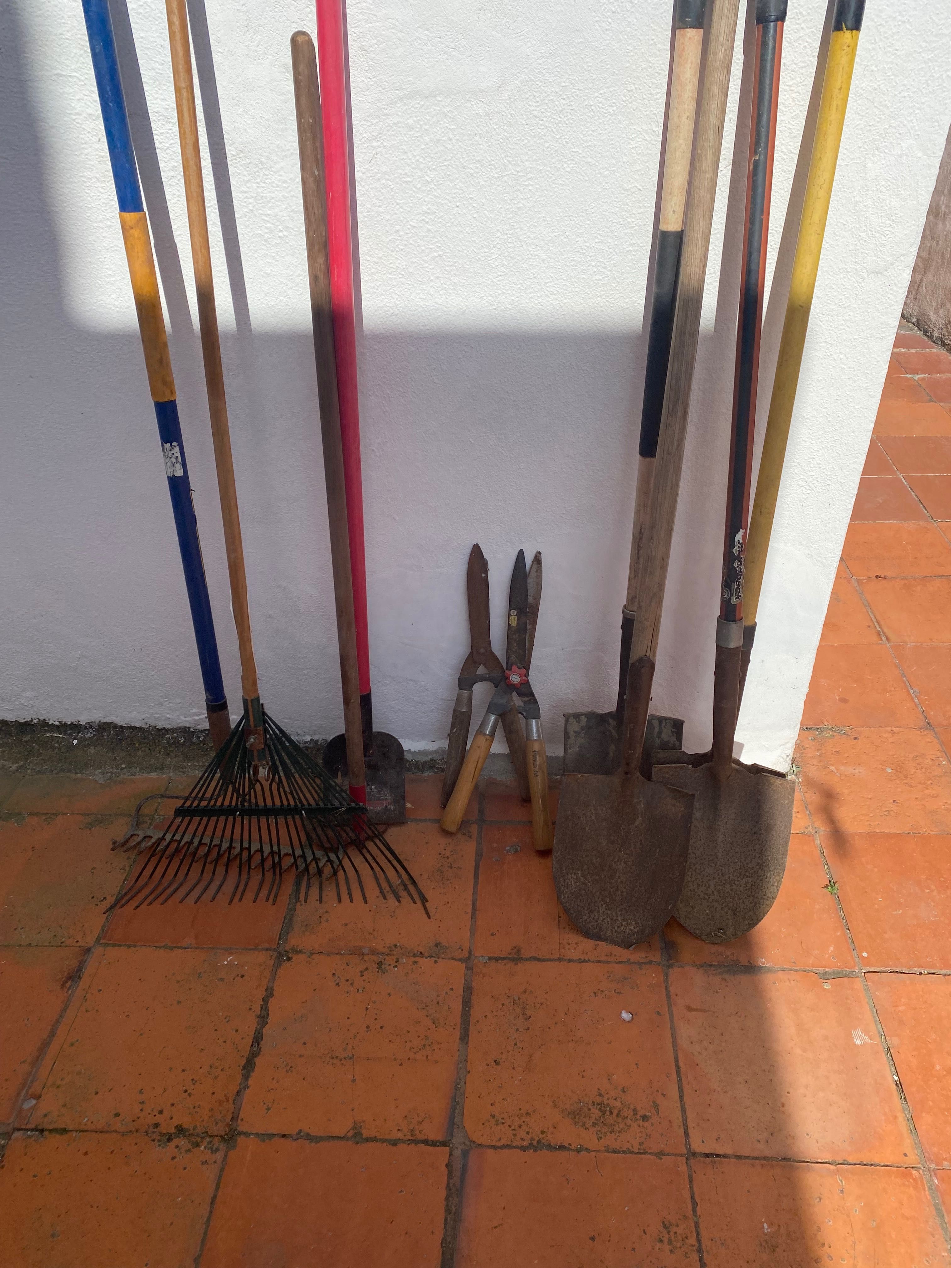 Pás, picaretas e  materiais de construção tudo a bom preço