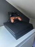 Konsola ps4 pro 1tb + dwa pady + 4 gry + stacja ładująca