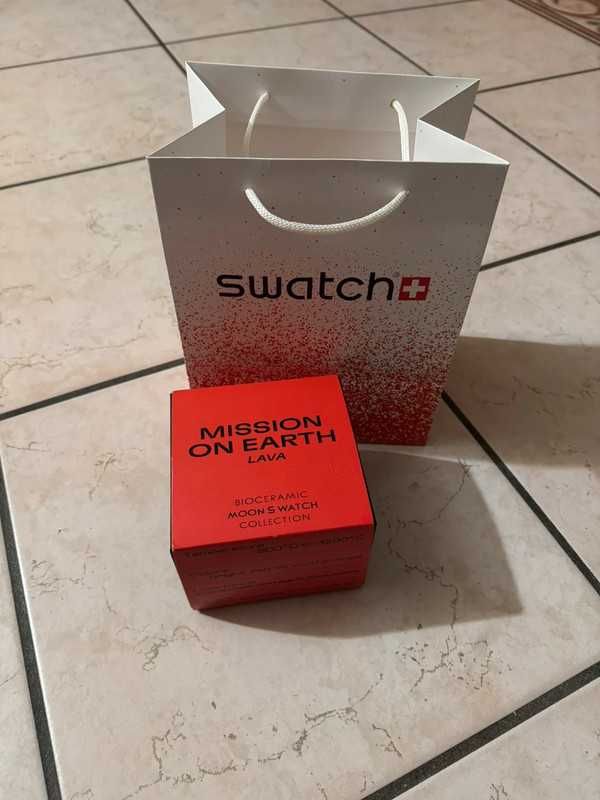 Omega x Swatch SO33O100 Lava - Gradienty Czerwonego i Oranżowego