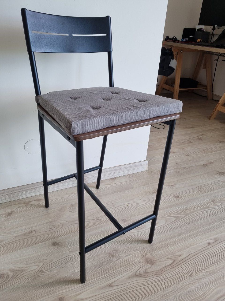 2 Bancos alto preto Ikea Sandsberg com almofada