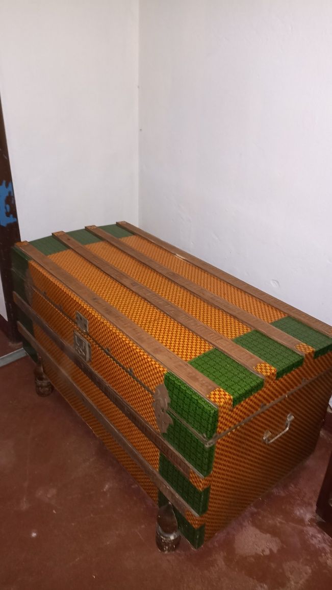 Arca antiga laranja