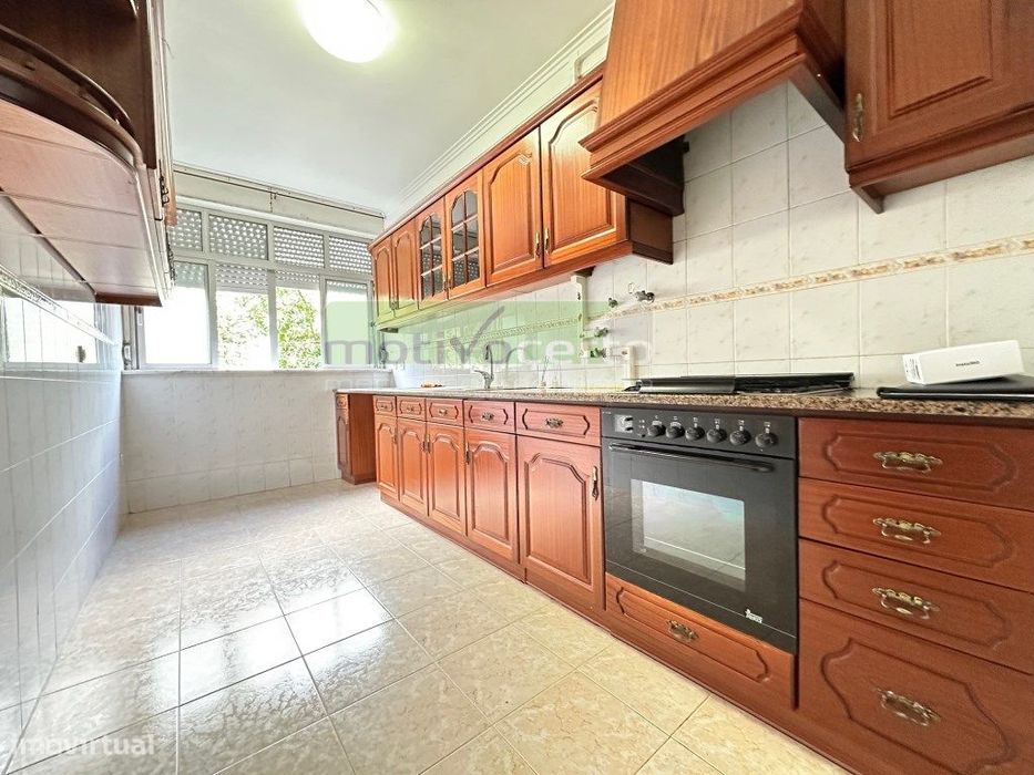 Oportunidade! Acolhedor T1 em Rio de Mouro. Em frente Escola 1º Ciclo.