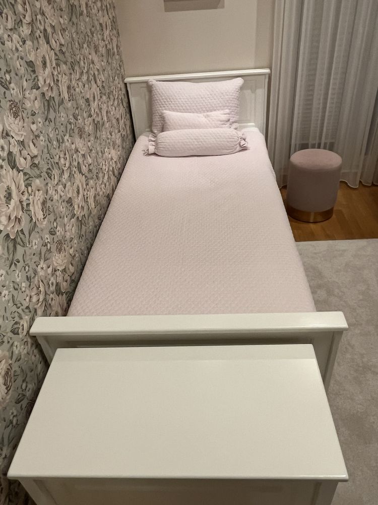 Łóżko z materacem i narzutą