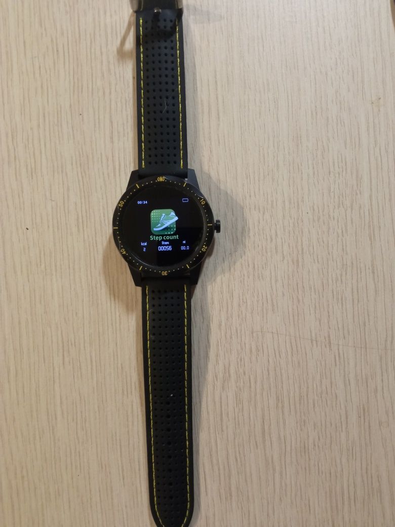 Smartwatch z ładowarką