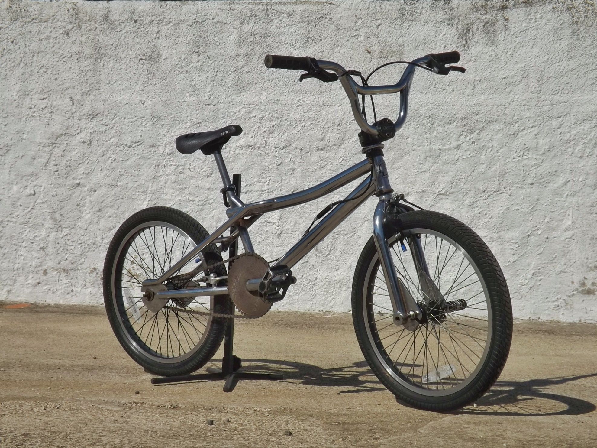 Bicicleta BMX GT em Aço Cromada c/Travões