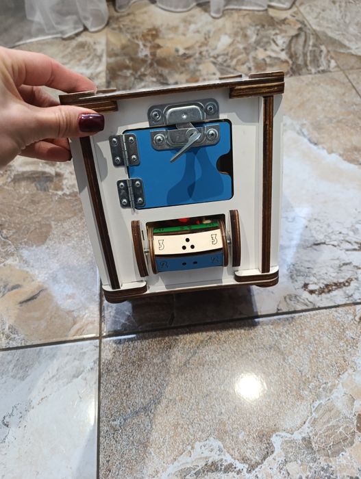 Бізікуб із дерева.