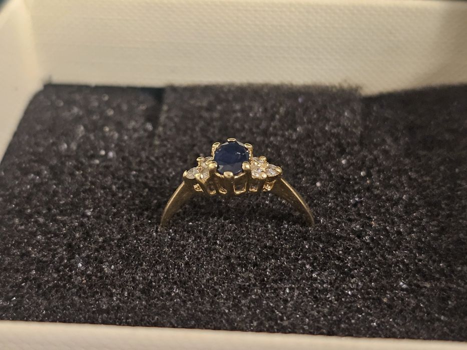 Pierścionek zaręczynowy z szafirem i diamentami 585 – certyfikat