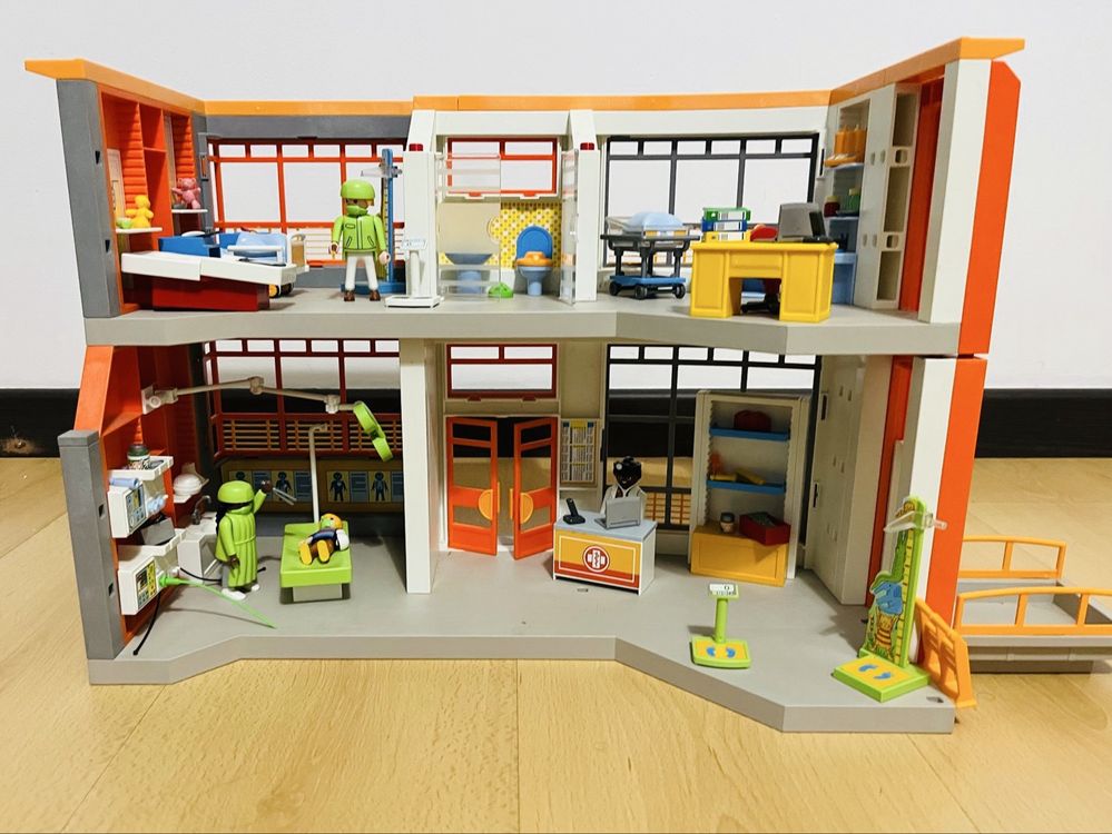 Hospital com Helicóptero e Ambulancia Playmobil