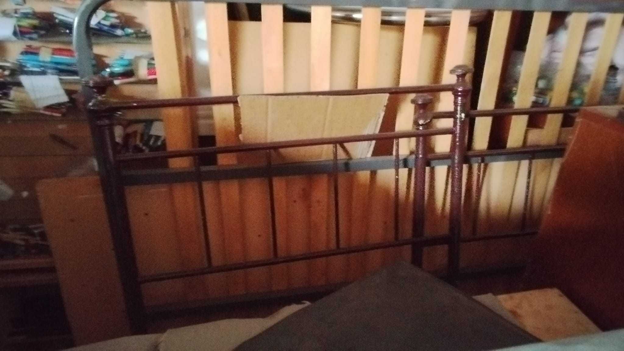 Cama de ferro pequena